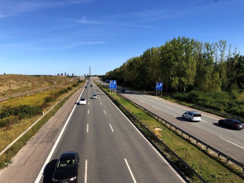 Opsætning af støjskærm langs motorvejen i gang