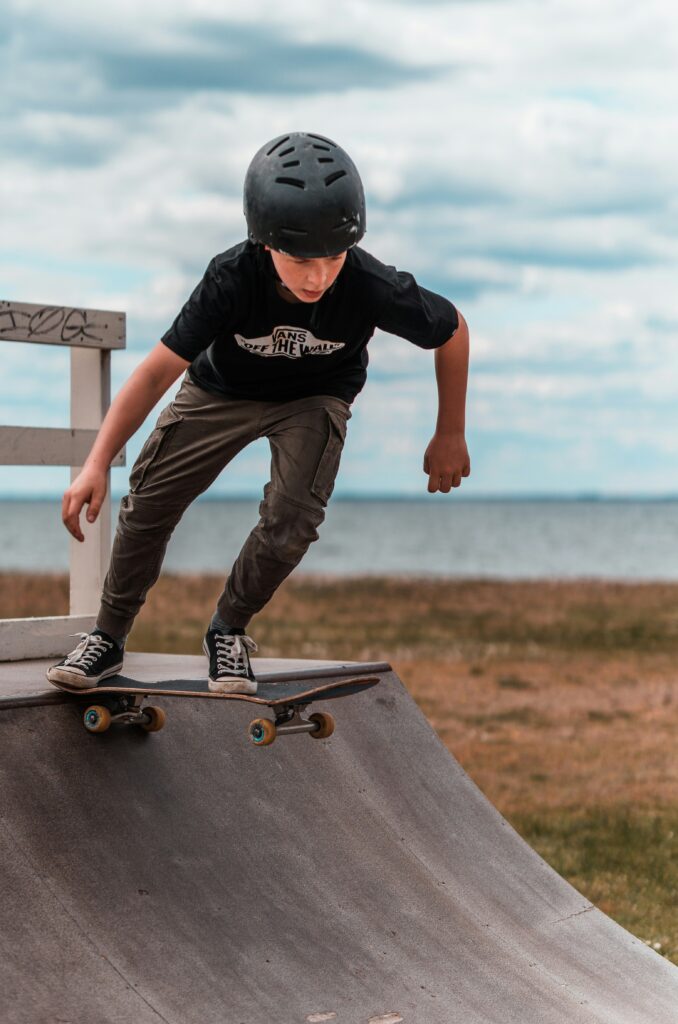 Skateboarder på rampe