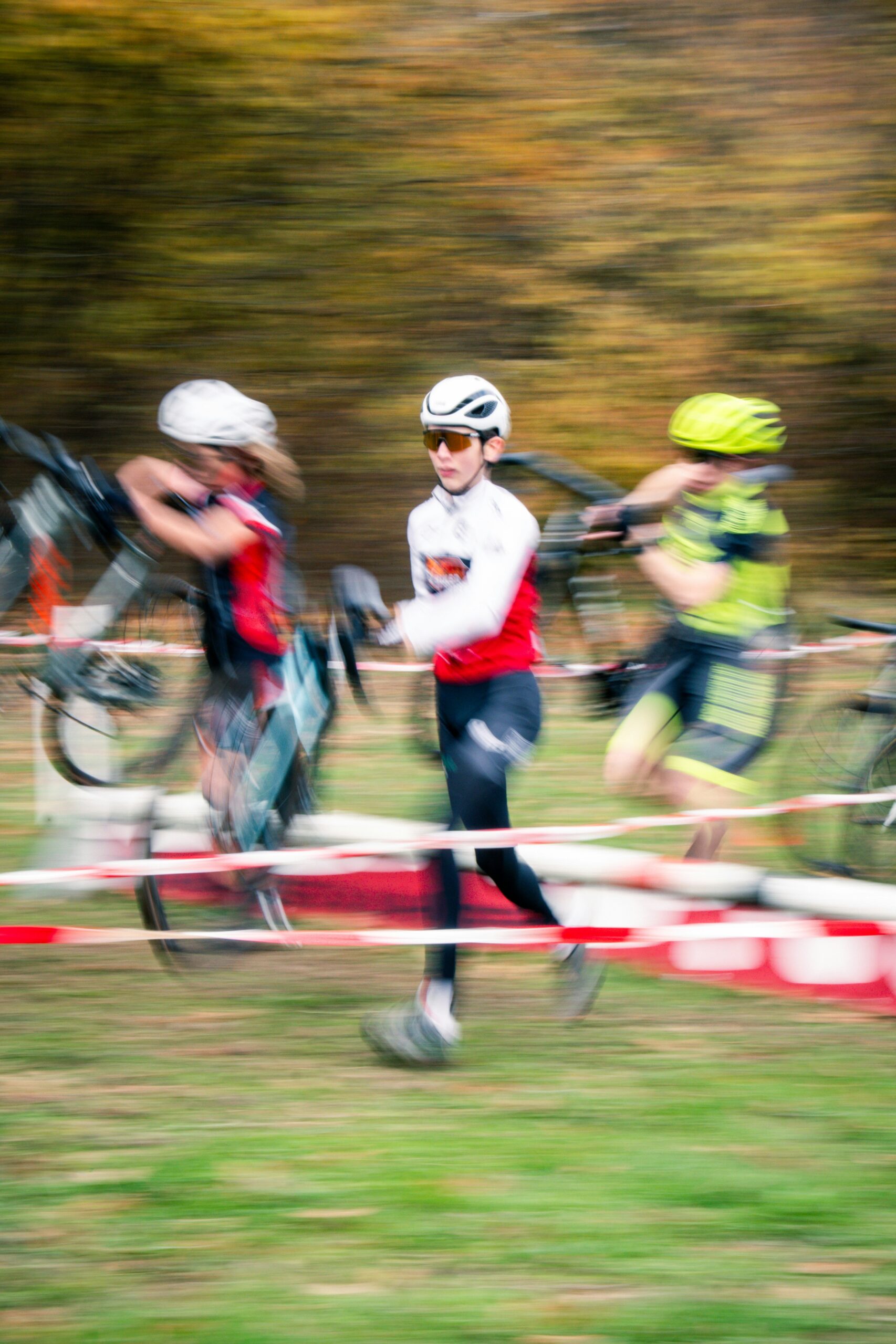 Triatlon - børn løfter cykler