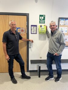 Gert og Steen foran hjertestarter