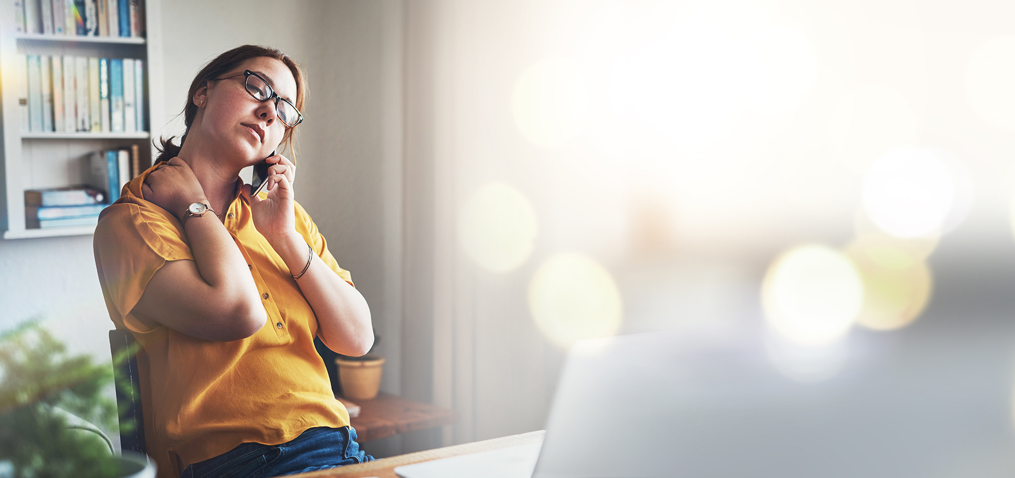 Kvinde snakker i telefon